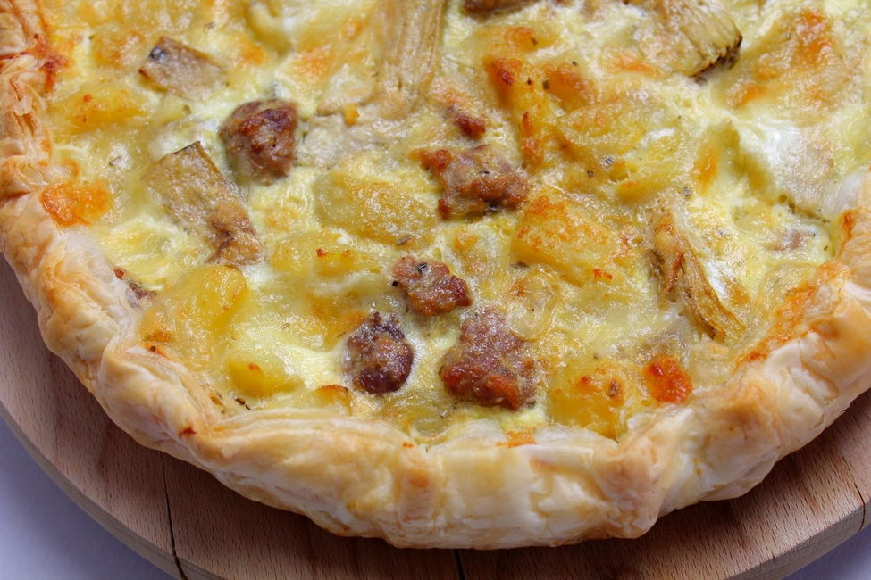 Torta rustica con patate, salsiccia, carciofini e mozzarella