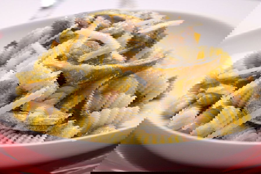 Fusilli con salsiccia, carciofi e ricotta fresca