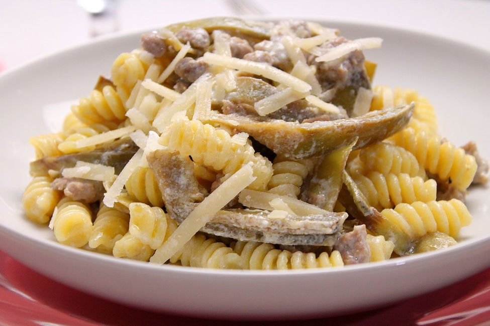 Fusilli con salsiccia, carciofi e ricotta fresca