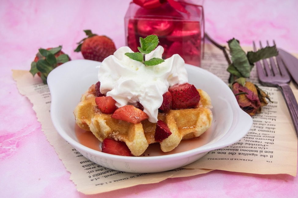 Fragole all’aceto balsamico e waffle