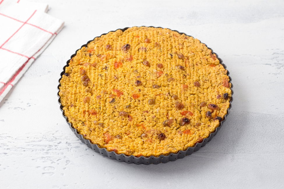 Torta speziata al miglio con frutta secca e disidratata
