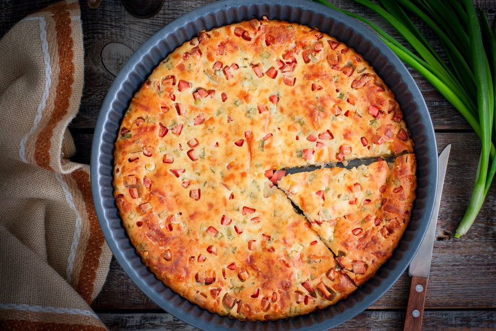 Torta con salsiccia, formaggio e cipollotti