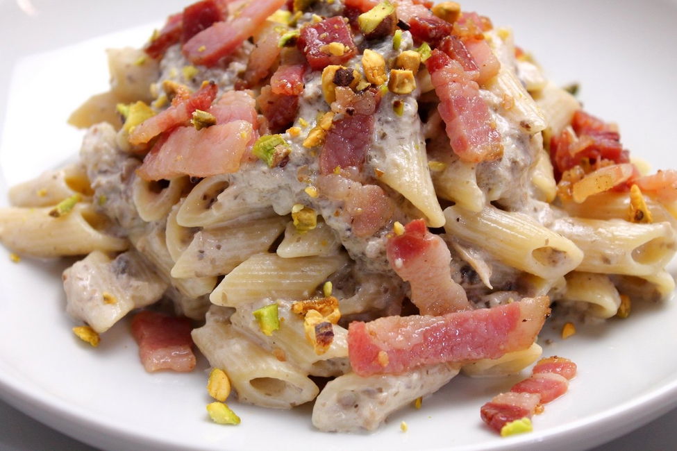 Mezze penne con crema di funghi, pancetta croccante e pistacchi