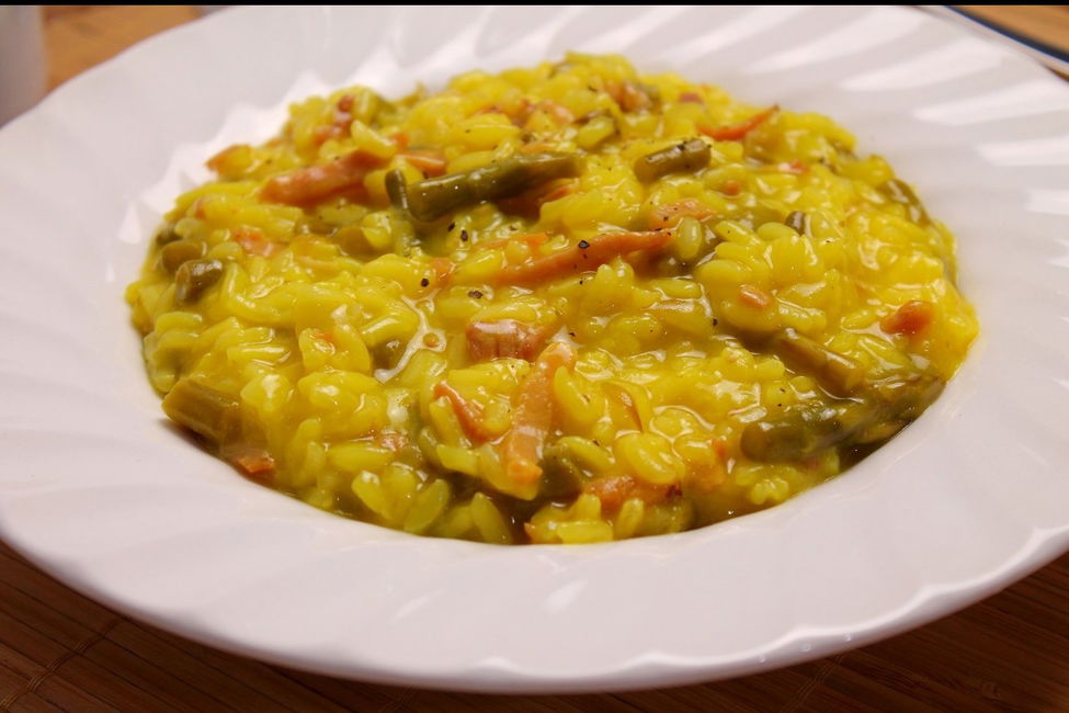 Risotto con asparagi, speck e zafferano