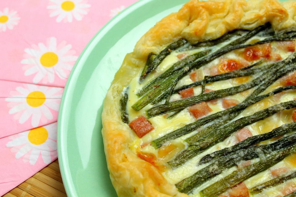 Torta salata con asparagi, mortadella e scamorza affumicata