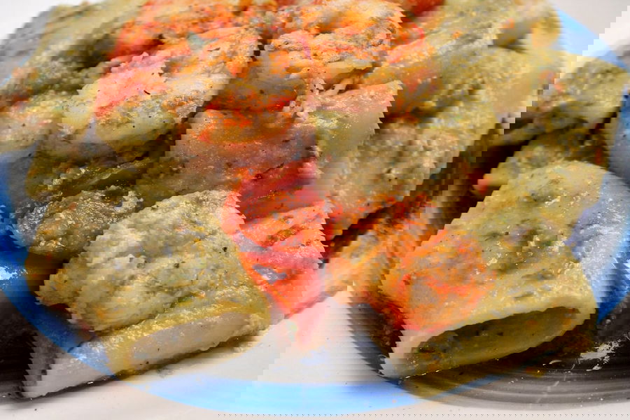 Paccheri con pesto di melanzane e noci, gamberi e pomodorini