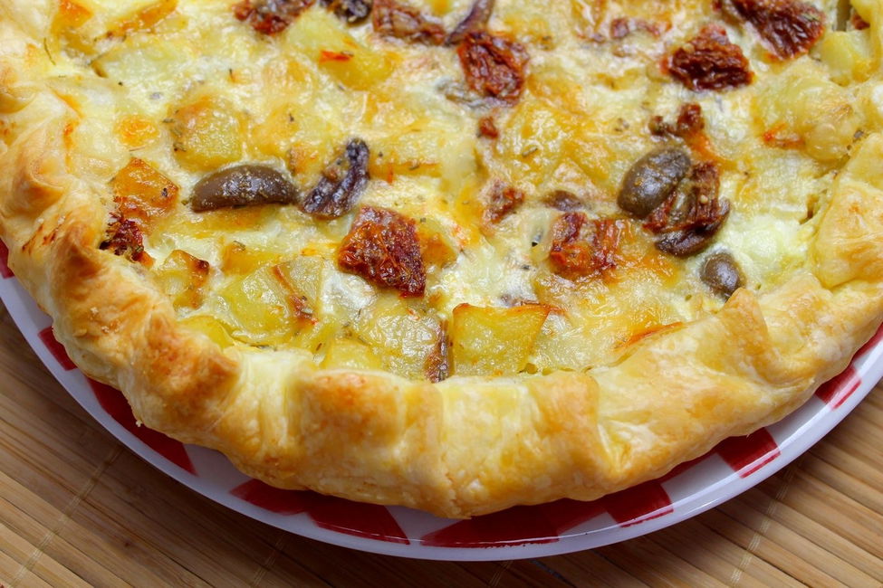 Sfoglia rustica con patate, pomodori secchi, olive e mozzarella