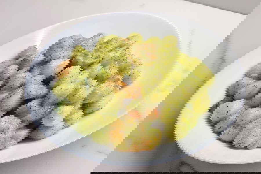 Gnocchi con crema di zucchine e panna con gamberetti
