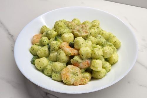 Gnocchi con crema di zucchine e panna con gamberetti