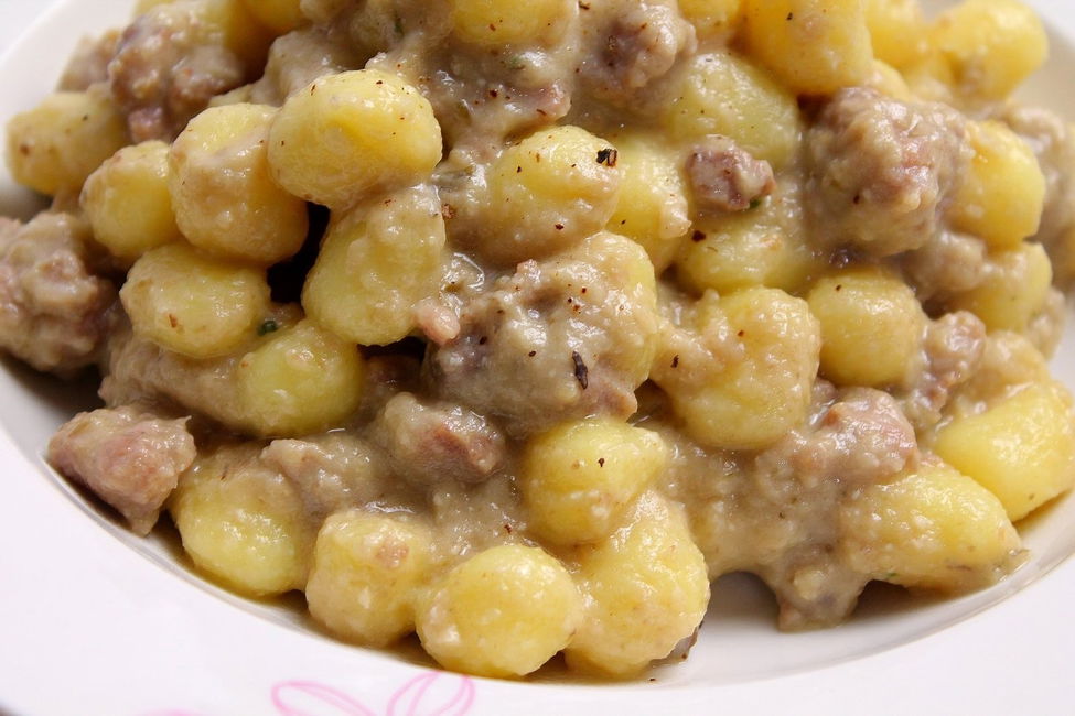 Gnocchetti di patate con salsa di melanzane, noci e salsiccia