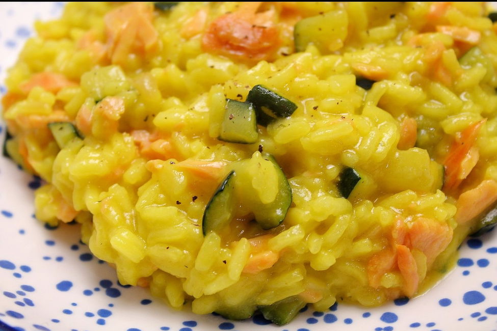 Risotto con salmone affumicato, zucchine e zafferano