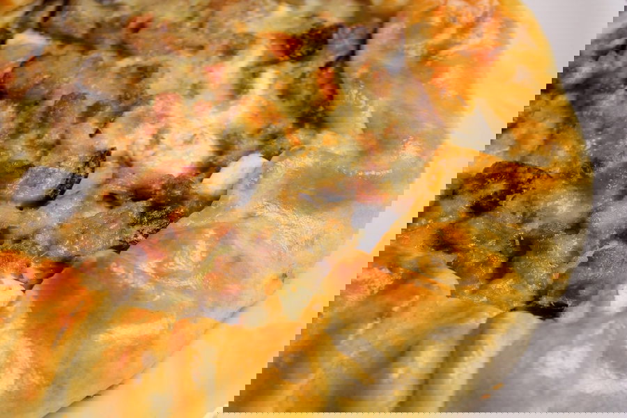 Torta rustica con melanzane, salsiccia e feta