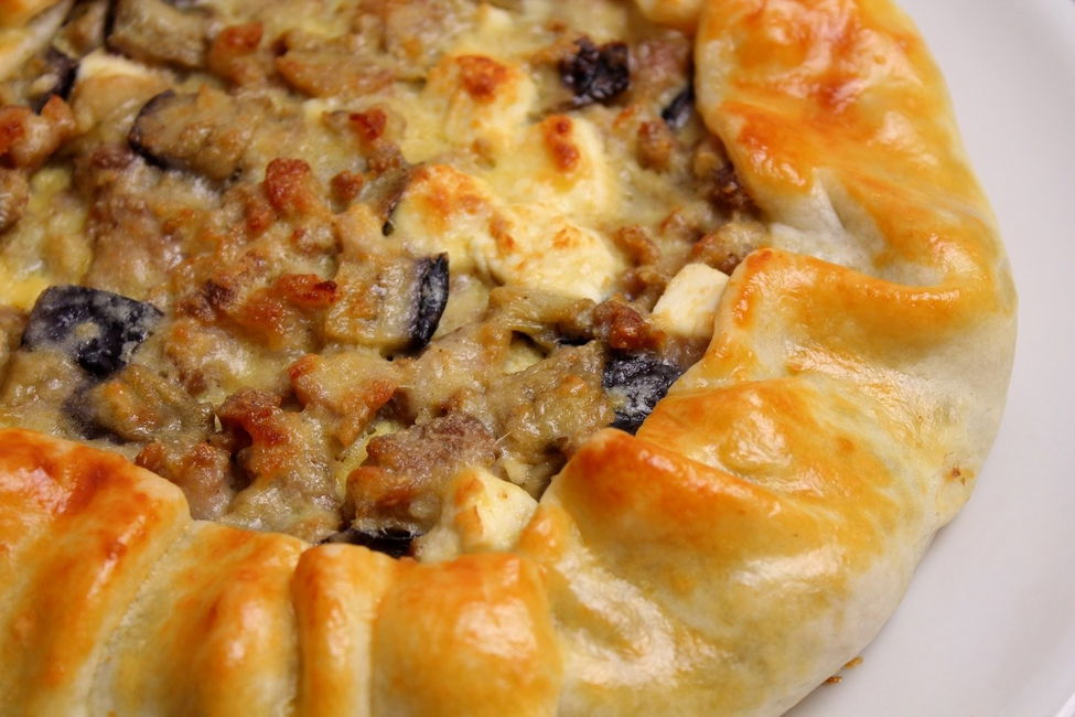 Torta rustica con melanzane, salsiccia e feta