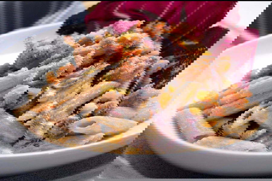 Penne rigate con radicchio, salsiccia e noci