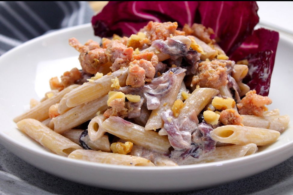 Penne rigate con radicchio, salsiccia e noci