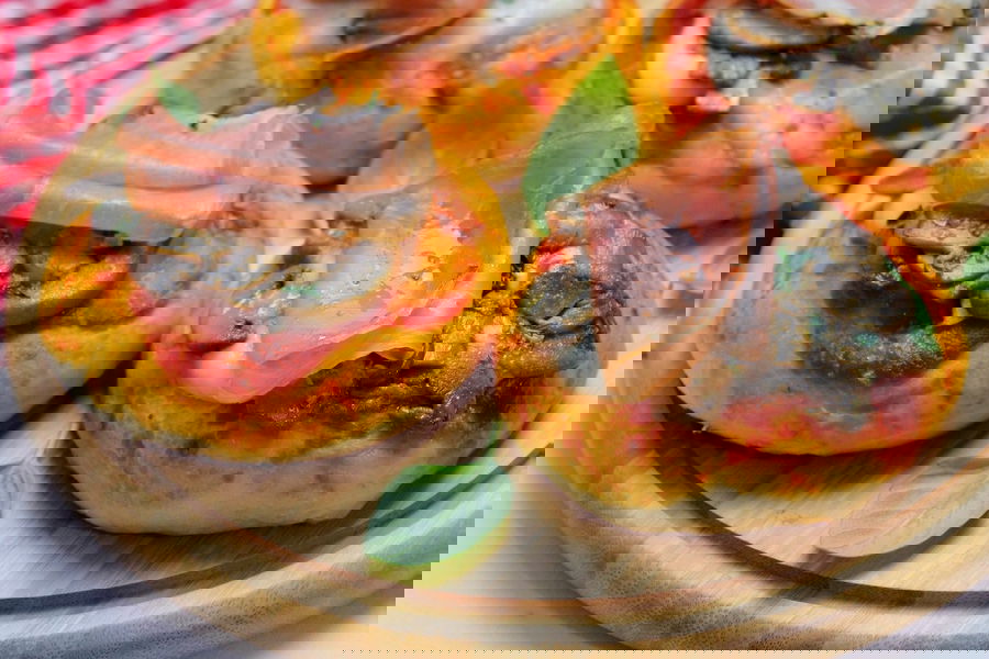 Pizzette con funghi e speck