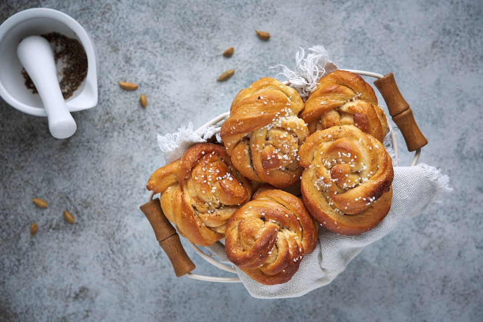Kanelbullar, le girelle scandinave con cardamomo e cannella