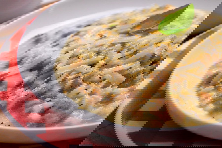 Risotto con crema di carciofi, salsiccia e funghi