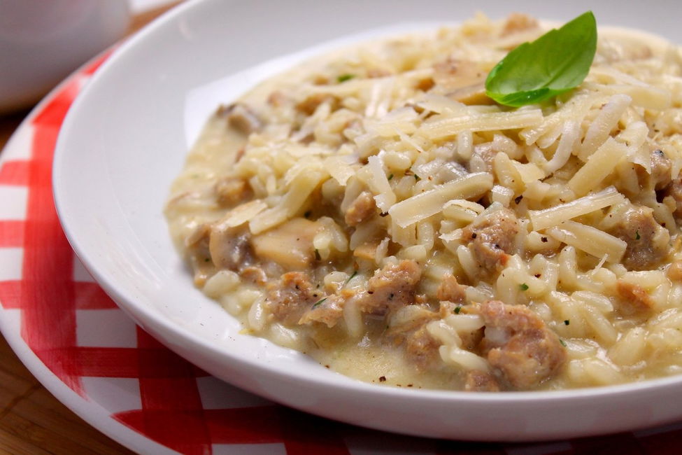 Risotto con crema di carciofi, salsiccia e funghi