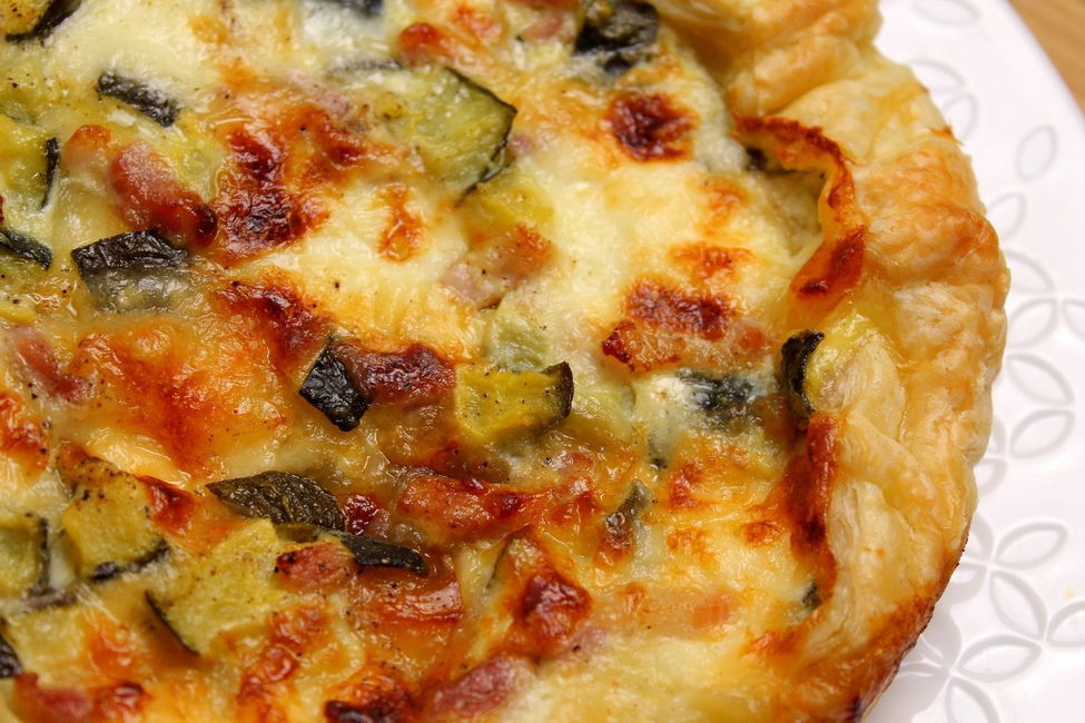 Torta salata con zucchine, pancetta e stracchino