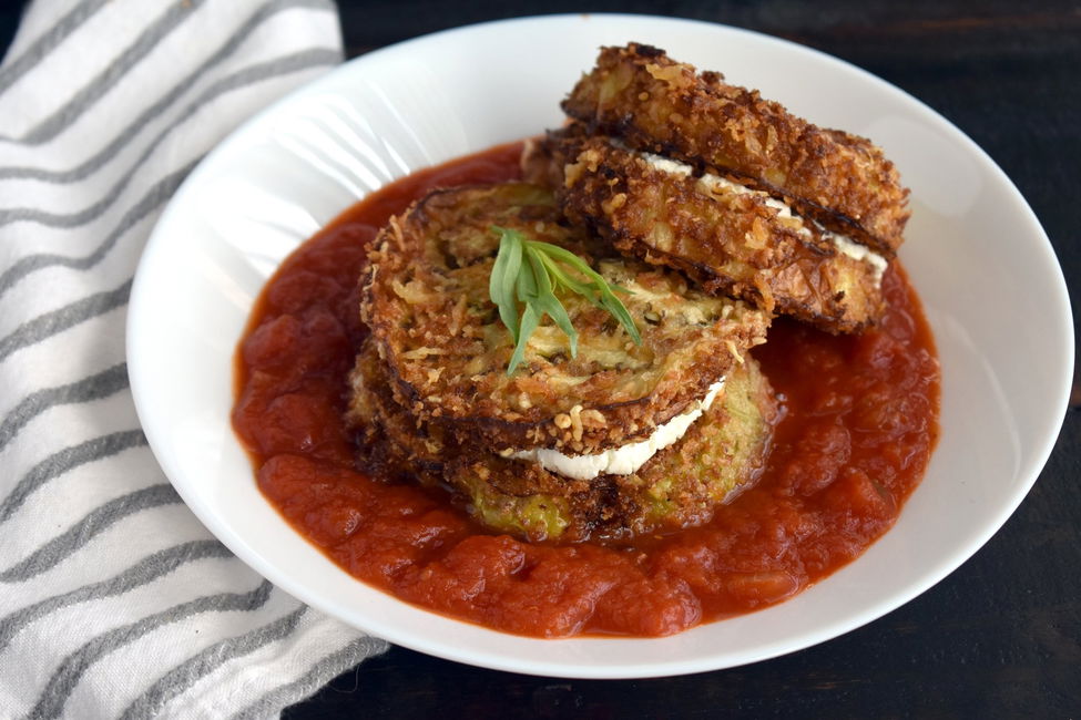 Panini di melanzane e formaggio di capra con pomodoro al dragoncello