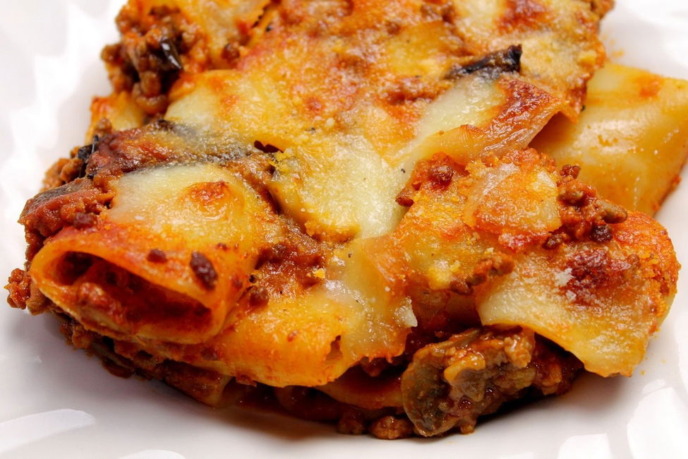 Paccheri al forno con ragù, melanzane fritte e scamorza affumicata