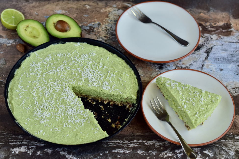 Torta avocado, lime e cocco senza cottura