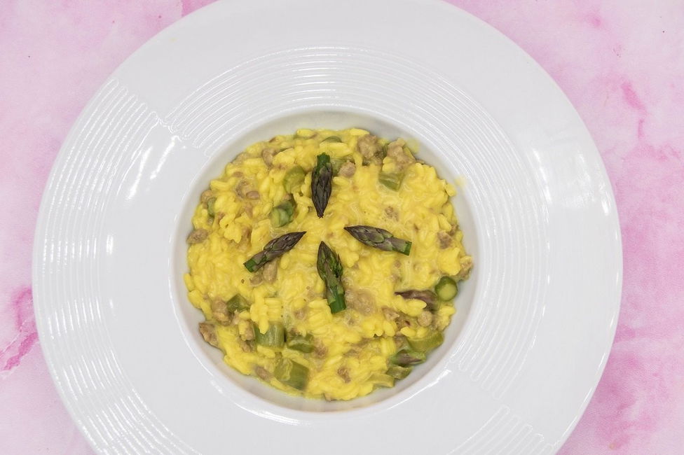 Risotto zafferano salsiccia e asparagi