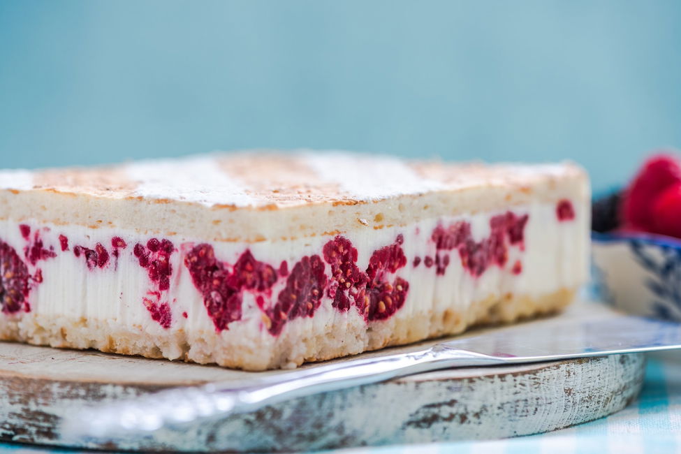Spring Cake con crema di yogurt e lamponi