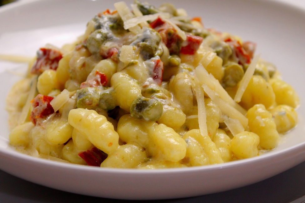 Gnocchetti di patate con asparagi, pomodori secchi e gorgonzola