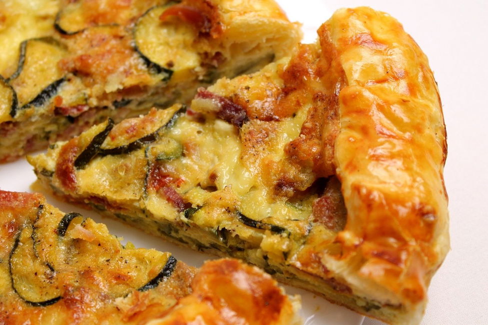 Torta rustica con zucchine, pomodori secchi, speck e Brie