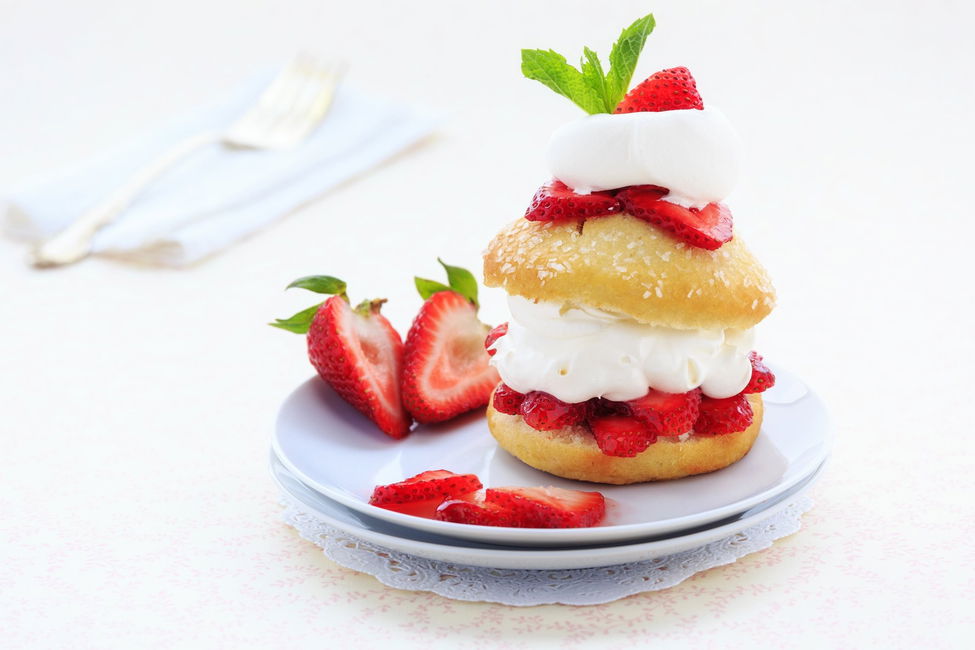 Bomboniera di frolla morbida con fragole e panna