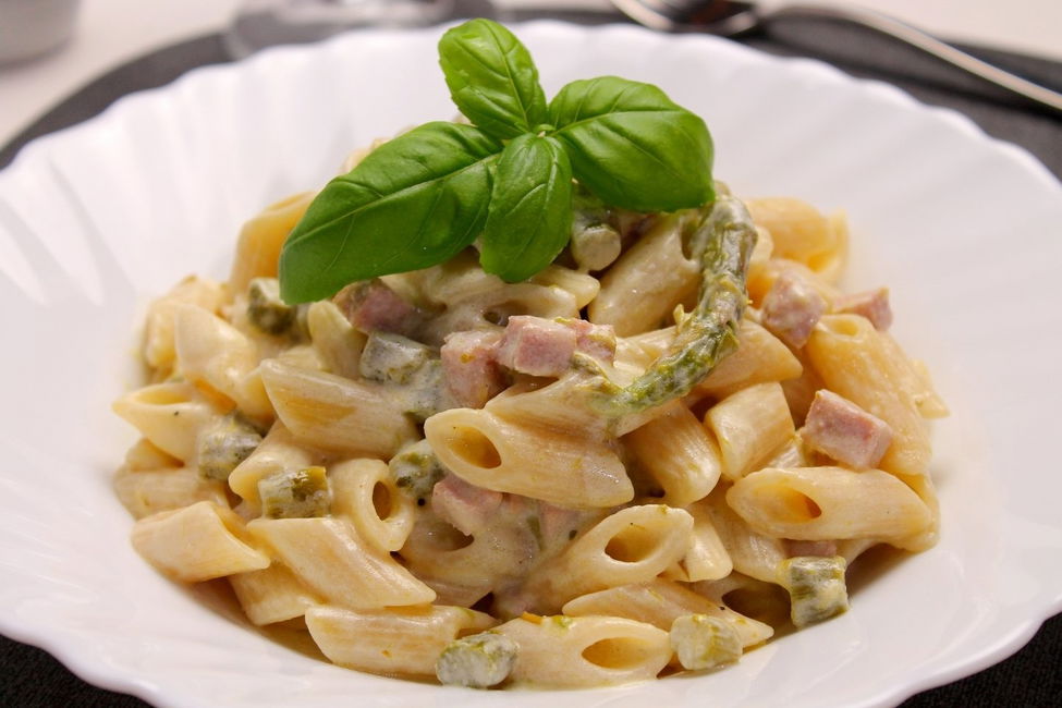 Mezze penne con asparagi, mortadella e Philadelphia