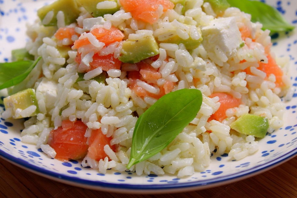 Riso freddo con salmone affumicato, avocado e feta