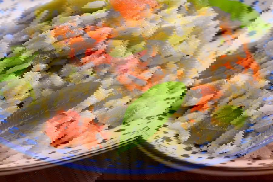 Riso freddo con salmone affumicato, avocado e feta