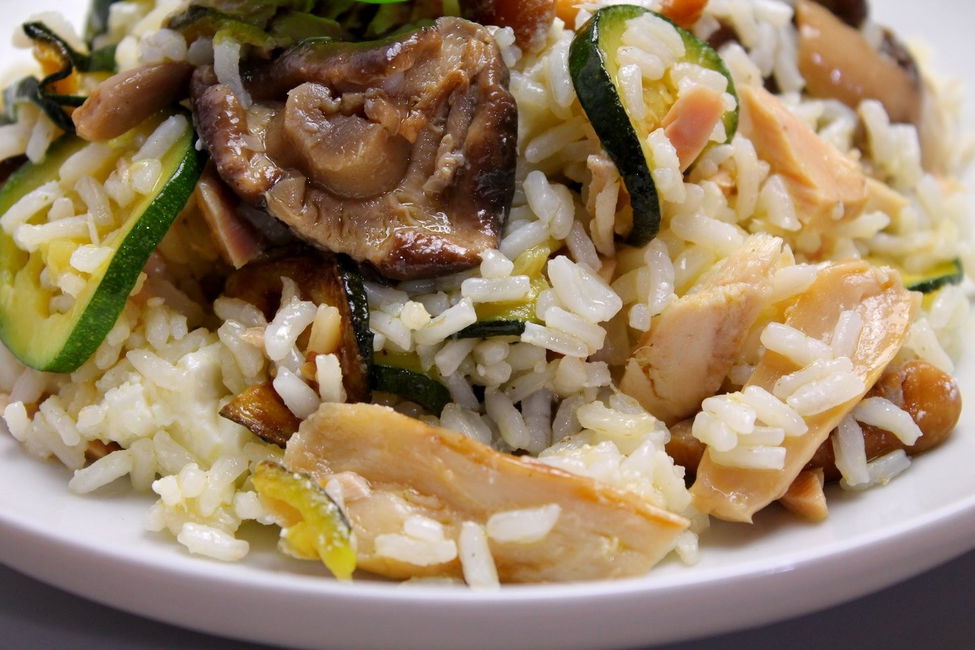 Riso freddo con zucchine, tonno, feta e funghi misti sott’olio
