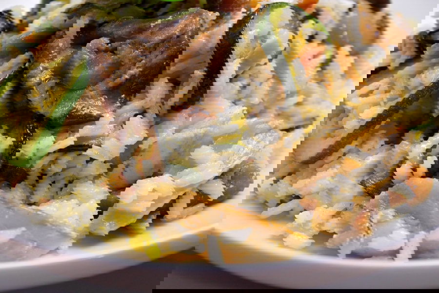 Riso freddo con zucchine, tonno, feta e funghi misti sott’olio