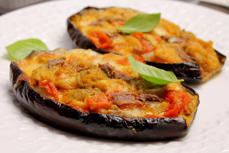 Melanzane ripiene con mozzarella e acciughe
