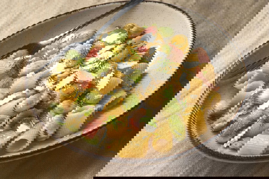 Pasta con fave, pancetta e ricotta salata