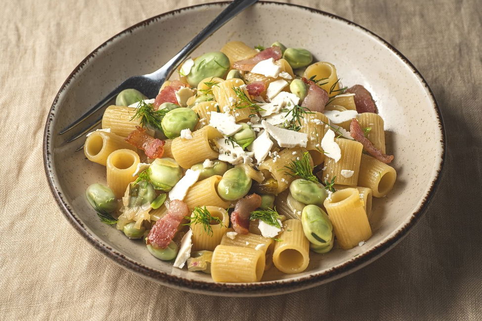 Pasta con fave, pancetta e ricotta salata