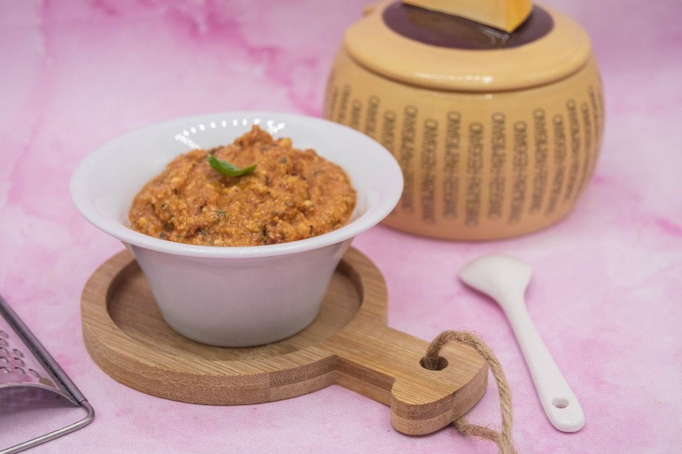 Pesto con pomodori secchi e nocciole