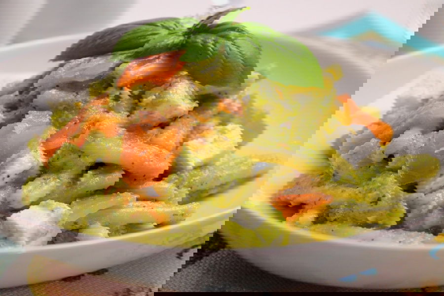 Casarecce con pesto di zucchine, salmone affumicato e feta