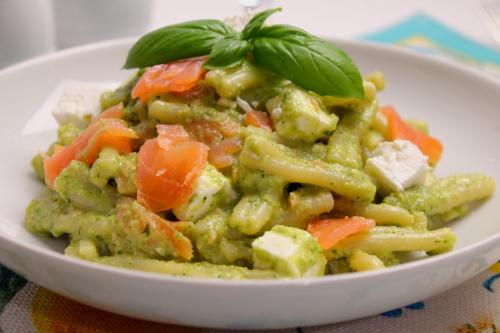 Casarecce con pesto di zucchine, salmone affumicato e feta