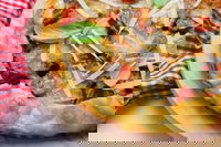 Torta salata con melanzane, pomodorini, pancetta e mozzarella