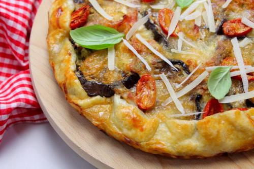 Torta salata con melanzane, pomodorini, pancetta e mozzarella