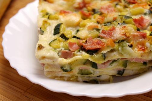 Lasagne con zucchine, mortadella e pistacchi