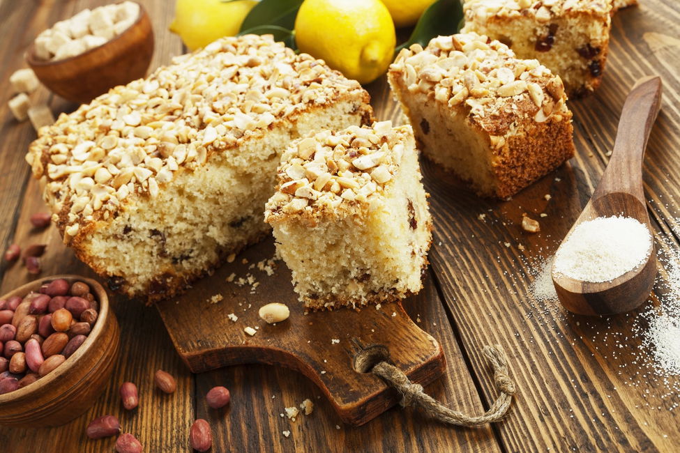 Torta di semola al limone con arachidi