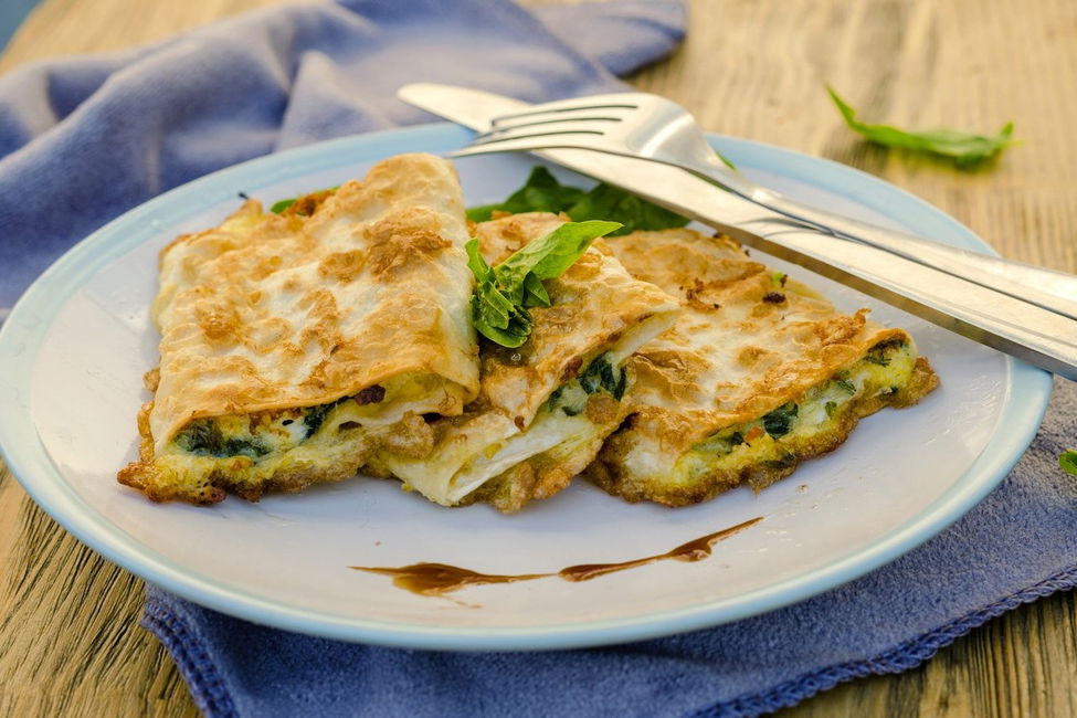 Cannelloni di pita fritti con ricotta e spinaci