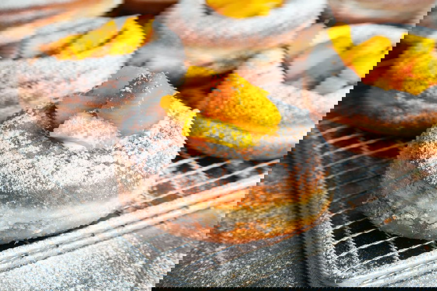 Ciambelle ripiene di crema con mango fresco