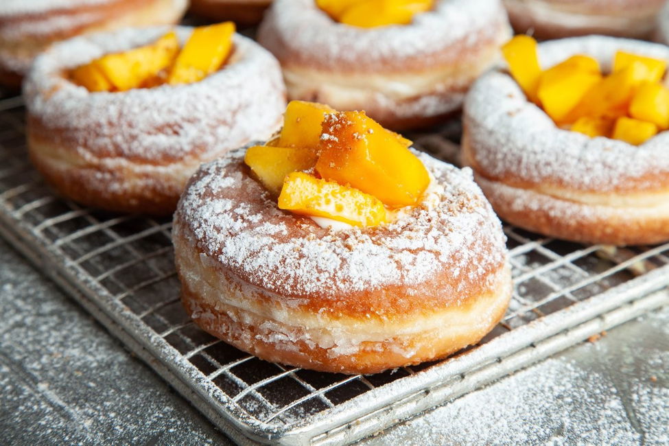 Ciambelle ripiene di crema con mango fresco